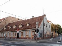 Frankopanska ulica, gostionica 'K Zagorcu'  Poslije rata gostionica postaje restoran »K Zagorcu«, naziv pod kojim ga danas pamte stariji Zagrepčanci. Još su žive uspomene na jednostavnu domaću hranu i nepretencioznu atmosferu u hladu krošnji posljednjeg ugostiteljskog lokala na toj lokaciji. Danas, unatoč tome što objekt ima vlasnika, izgleda ruinirano i nalazi se u sramotnom stanju. Iako neodržavan i zapušten objekt se nalazi pod spomeničkom zaštitom, a postoje i planovi za njegovu revitalizaciju prema uputama konzervatora.